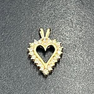 Signed 10K Yellow Gold Diamond Heart 0.20ct TW‎ 20 Diamond 1.25g Pendant